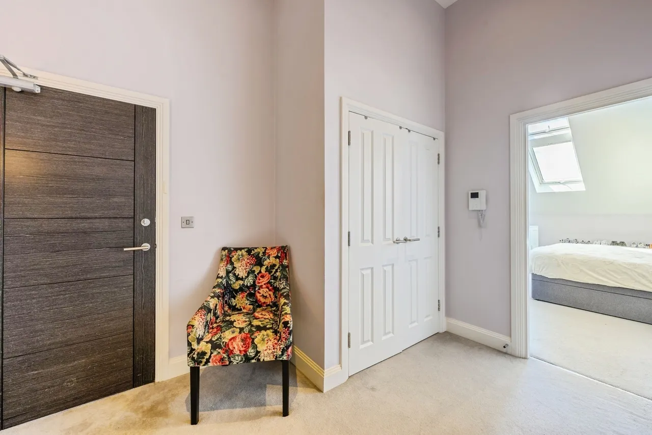 Challenge Court, Leatherhead, KT22, photo 3
