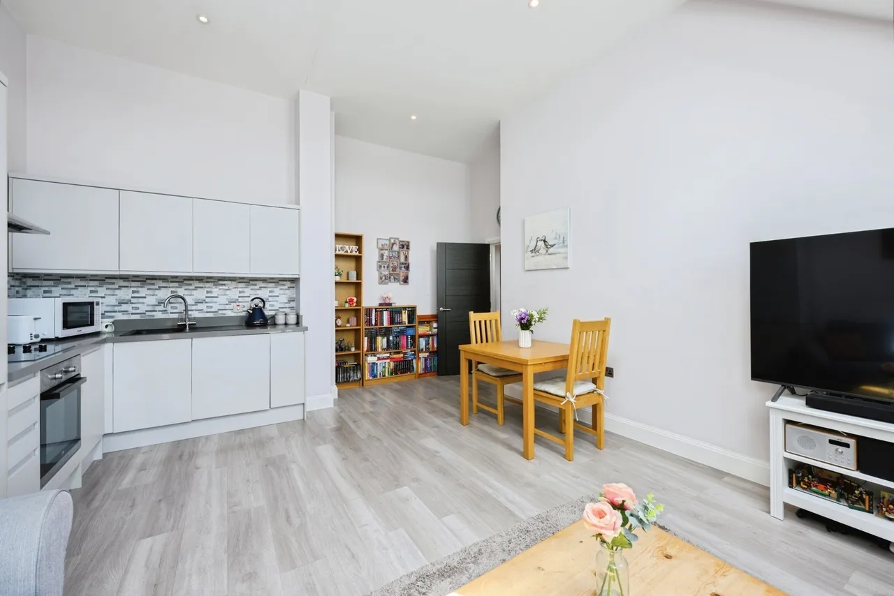 Challenge Court, Leatherhead, KT22, photo 8