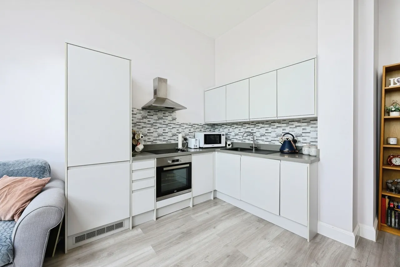 Challenge Court, Leatherhead, KT22, photo 9