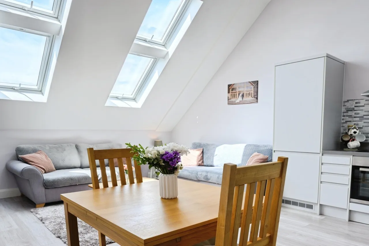 Challenge Court, Leatherhead, KT22, photo 6