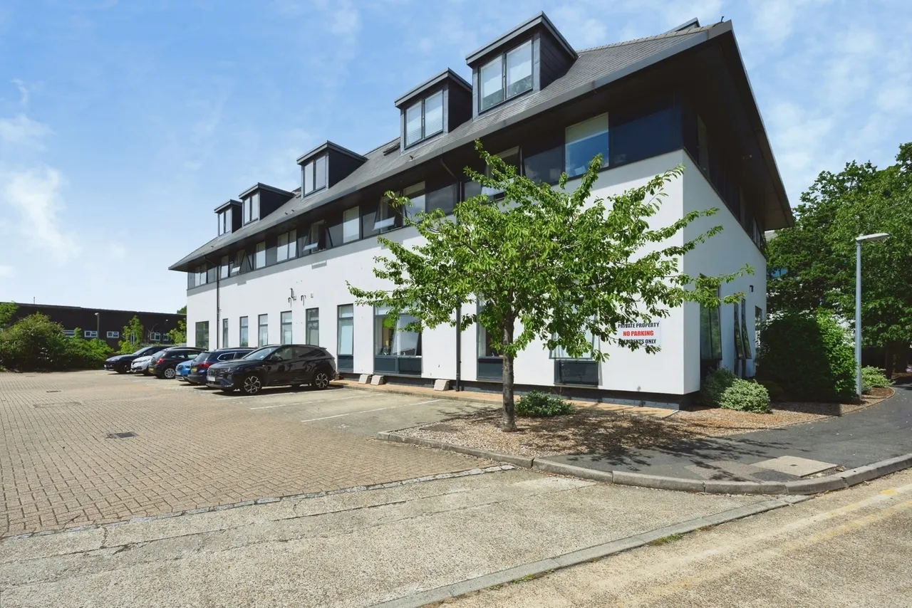 Challenge Court, Leatherhead, KT22, photo 11