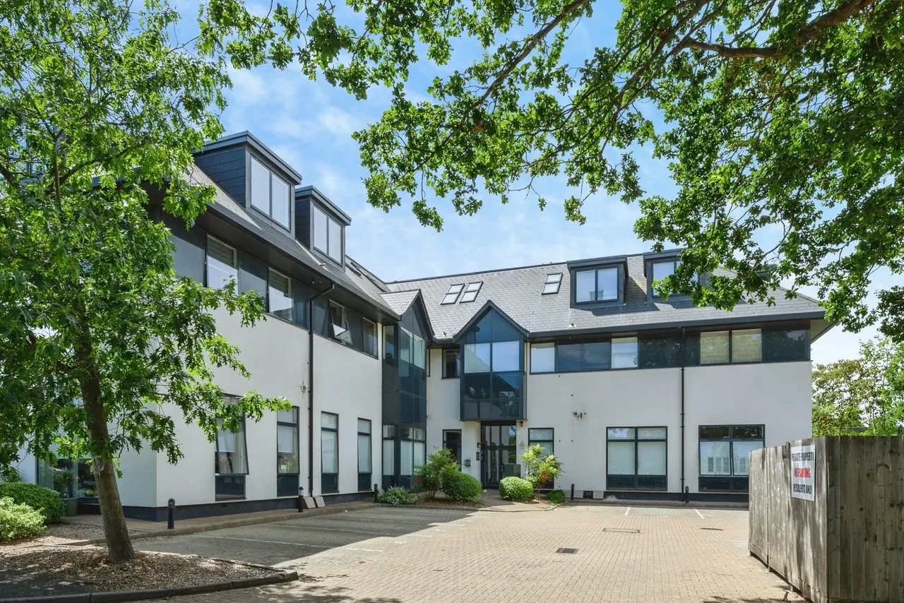 Challenge Court, Leatherhead, KT22, photo 7
