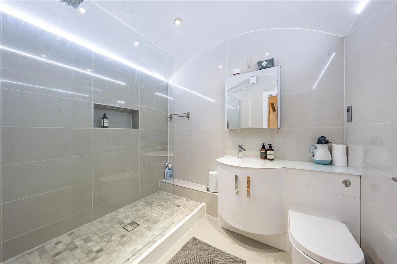 Pleasance Road, London, photo 8