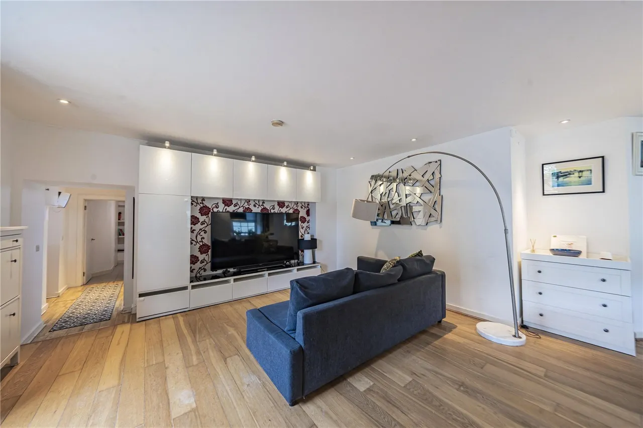 Pleasance Road, London, photo 2