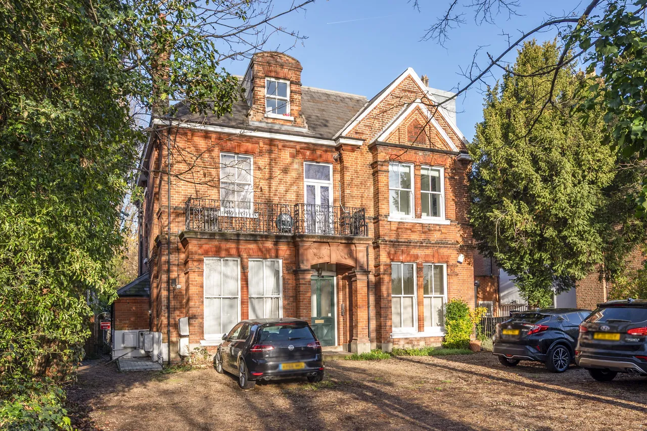 2 bed flat to rent — Flat 2, 90 West Hill, London