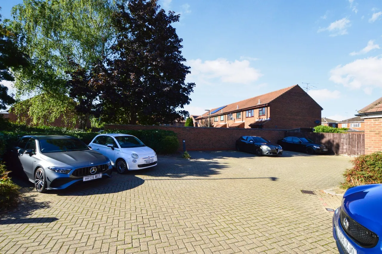 High Road, Byfleet, photo 13