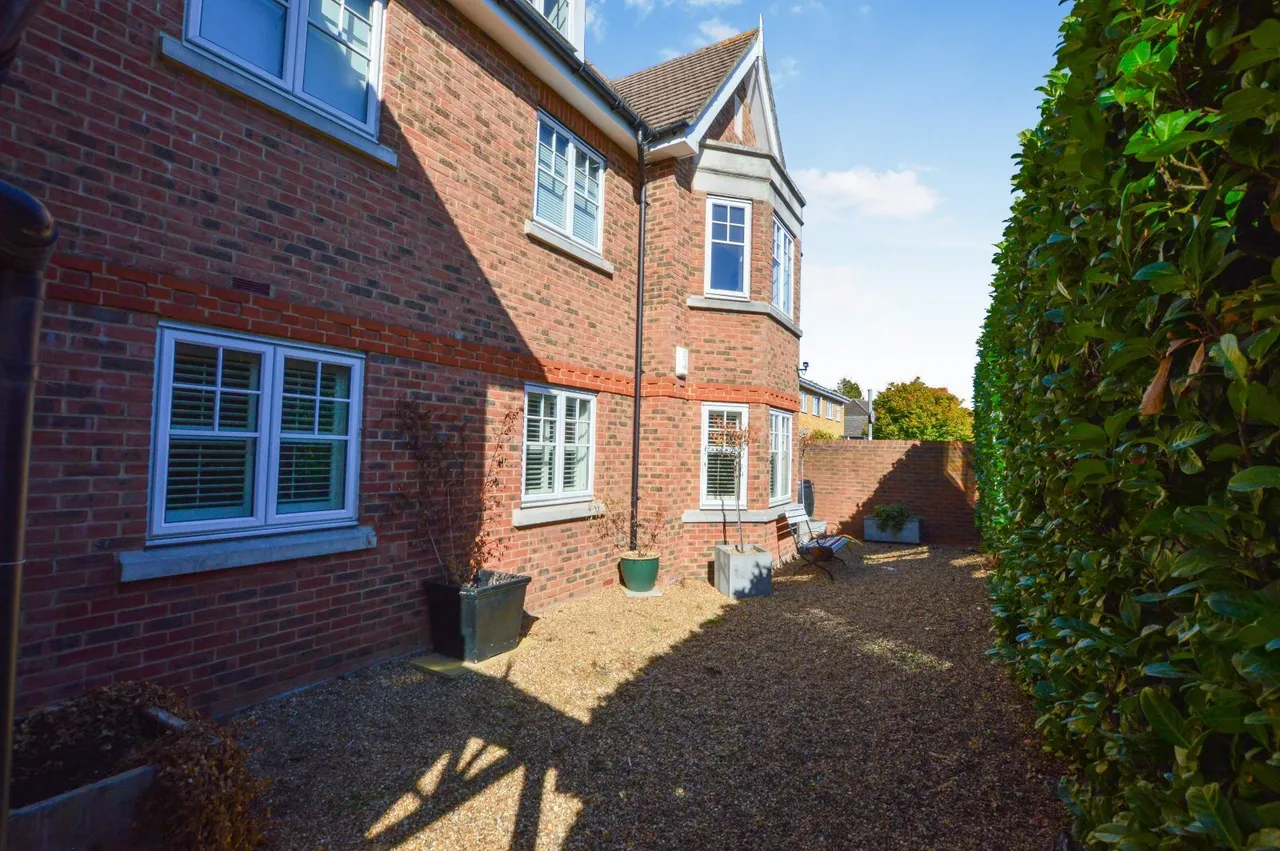 High Road, Byfleet, photo 12