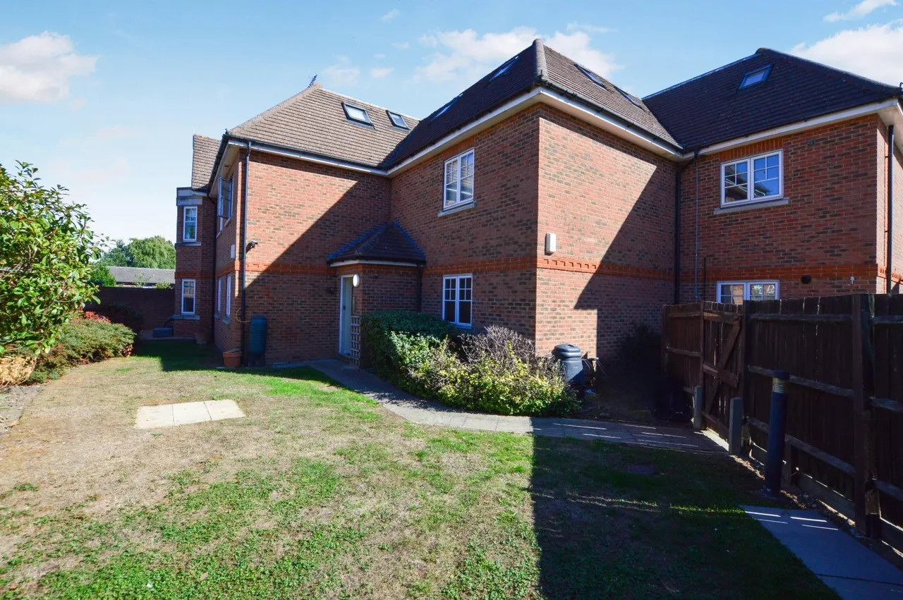 High Road, Byfleet, photo 11