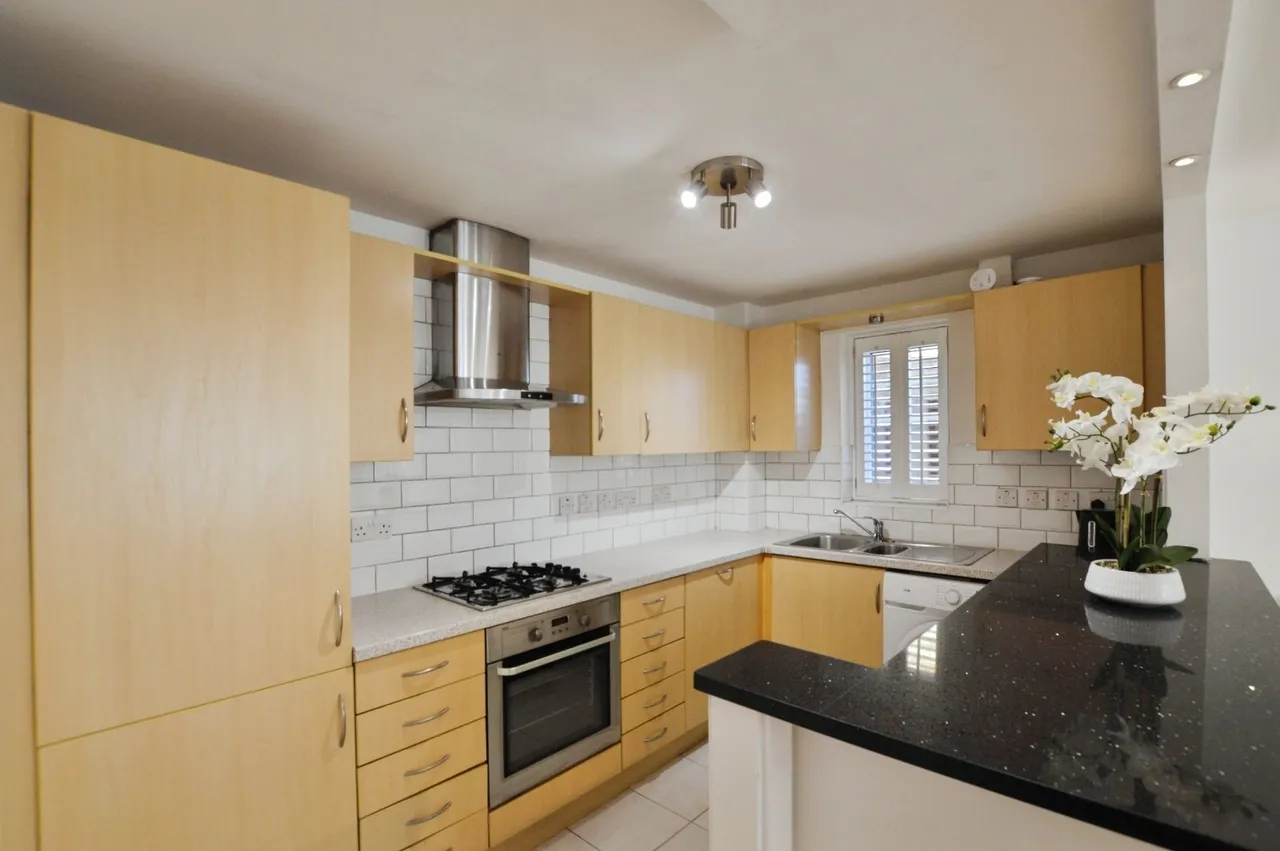 High Road, Byfleet, photo 2