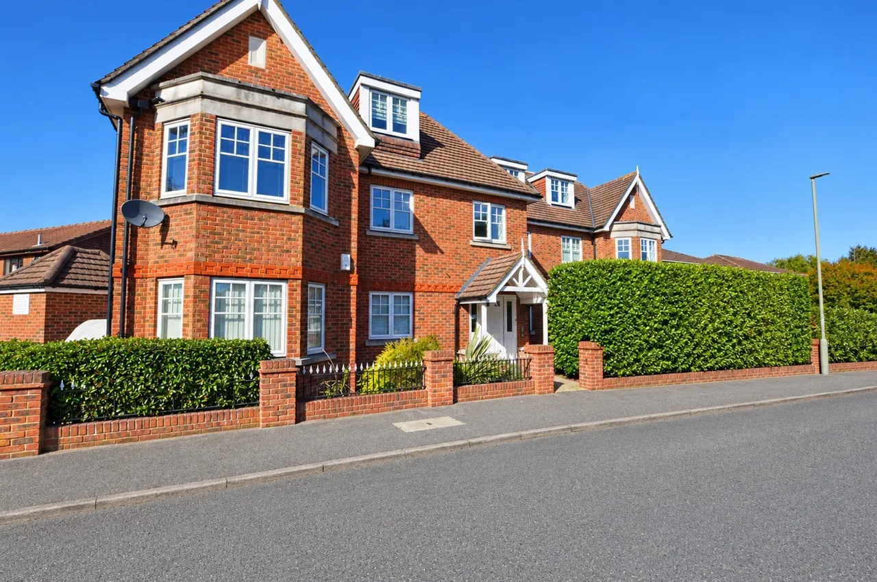 2 bed property to rent, High Road, Byfleet