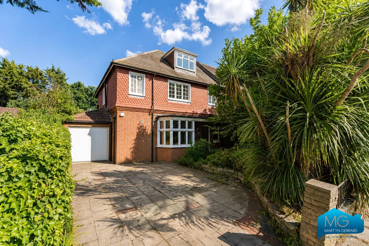 6 bed house for sale, Village Road, Enfield, EN1