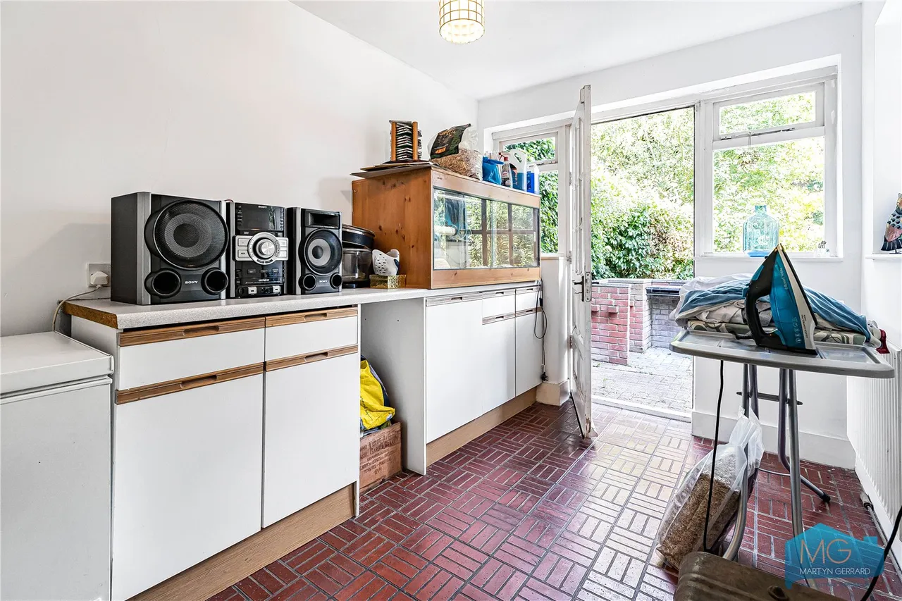 Village Road, Enfield, EN1, photo 13