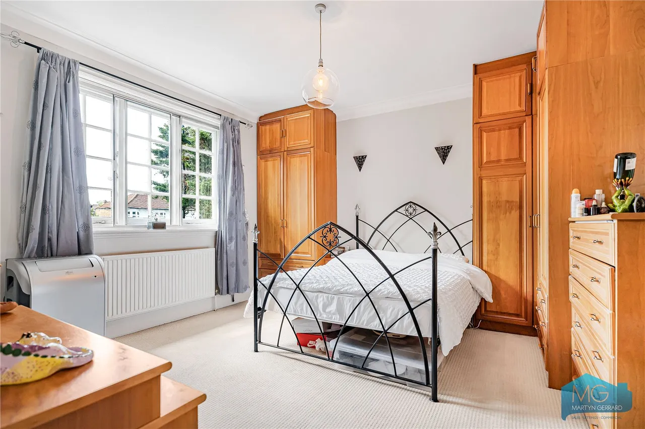 Village Road, Enfield, EN1, photo 15