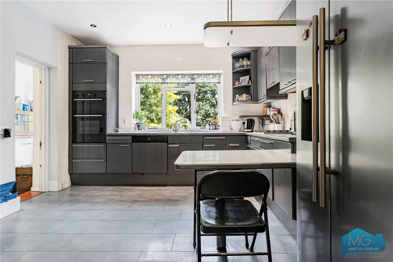 Village Road, Enfield, EN1, photo 8