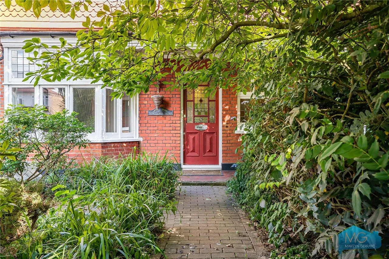Village Road, Enfield, EN1, photo 32