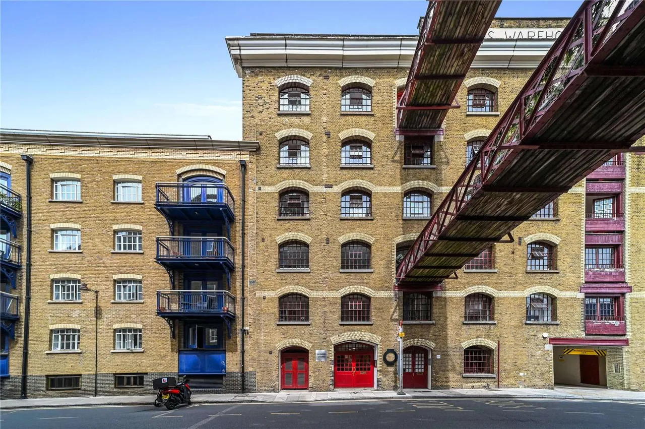 2 bed flat for sale — Wapping High Street, London, E1W 2YG