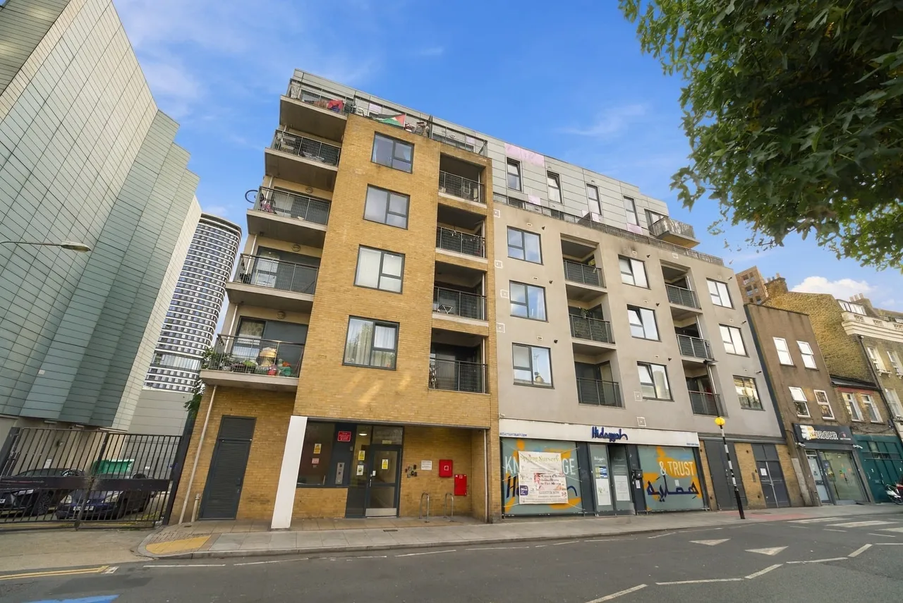 1 bed property for sale, Poplar High Street, London, E14