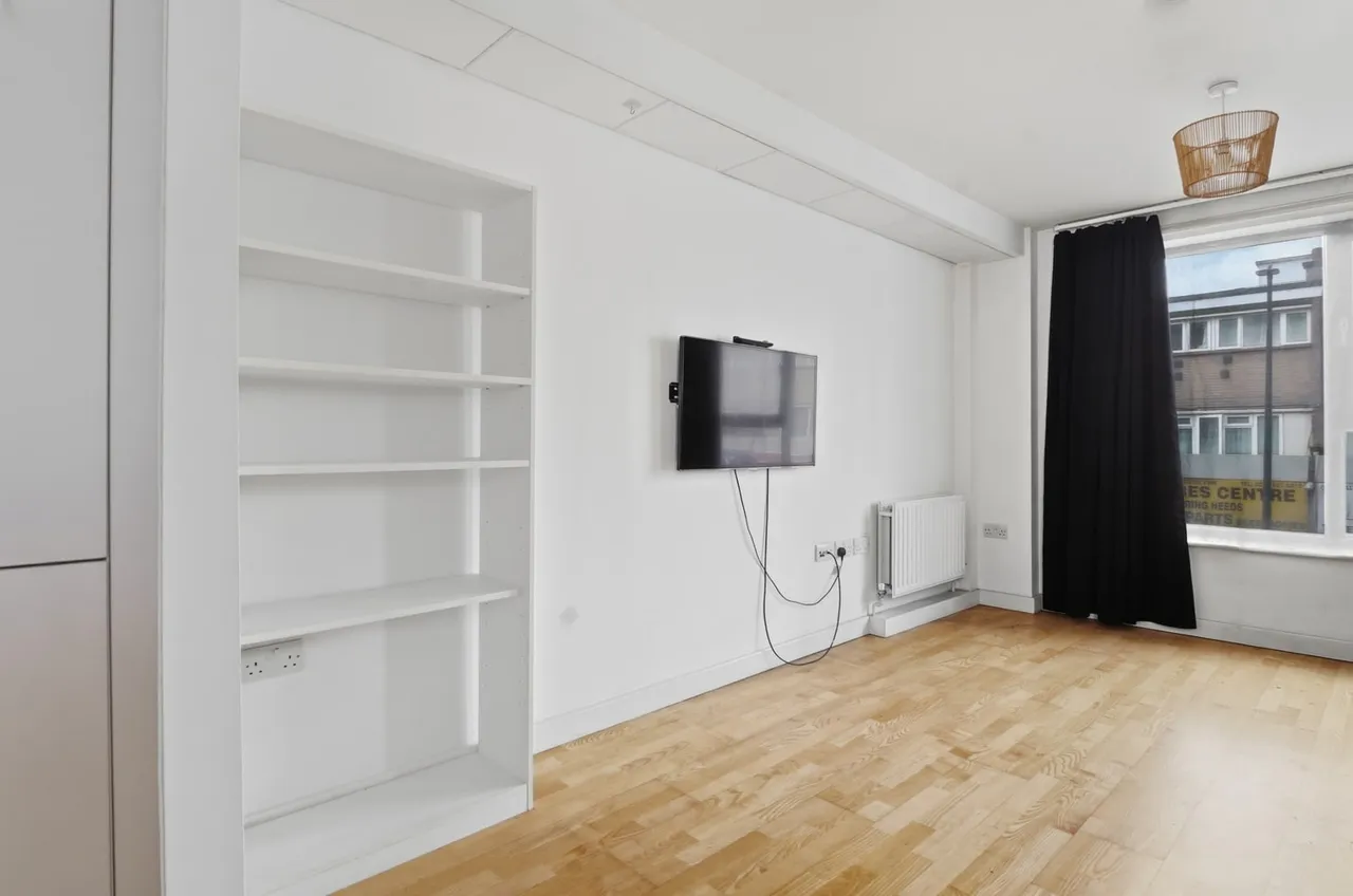 Poplar High Street, London, E14, photo 2