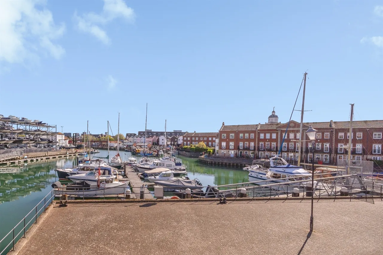 Broad Street, Portsmouth, PO1, photo 6