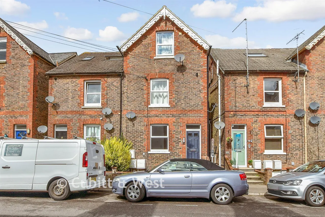 1 bed flat for sale, Queens Road, East Grinstead, RH19