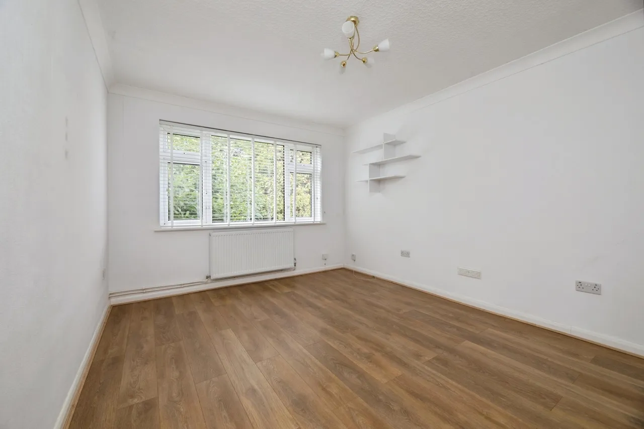 Beehive Lane, Ilford, IG4, photo 12