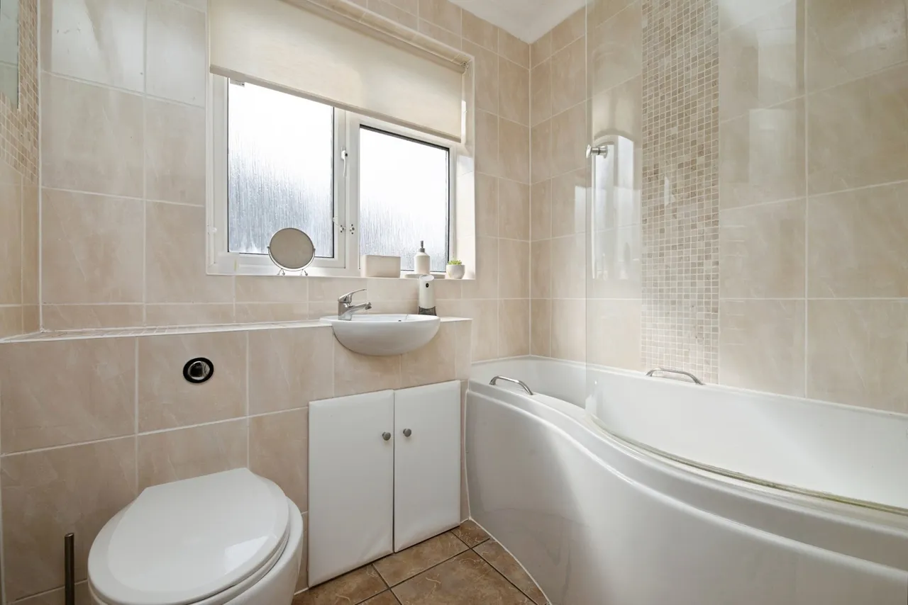 Beehive Lane, Ilford, IG4, photo 11