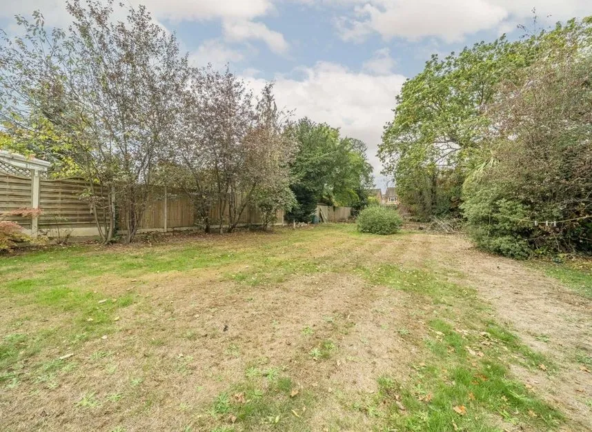 The Avenue, Sunbury-On-Thames, TW16, photo 2