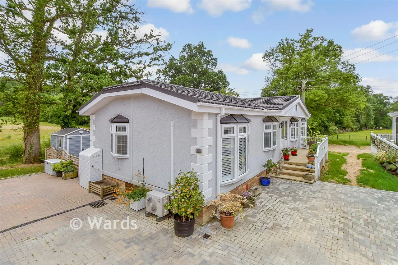 2 bed park home for sale, Meadow Gardens, Biddenden, TN27