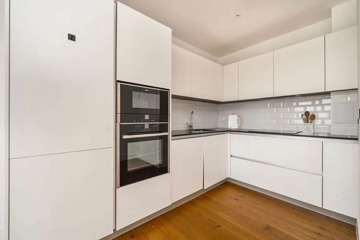Salisbury Street, W3, photo 2
