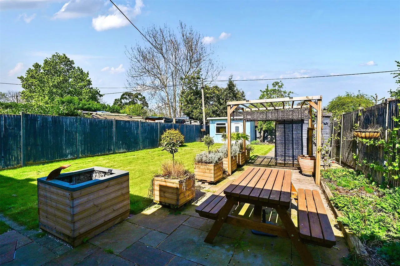 Somerville Crescent, Yateley, Hampshire, GU46 6XE, photo 6