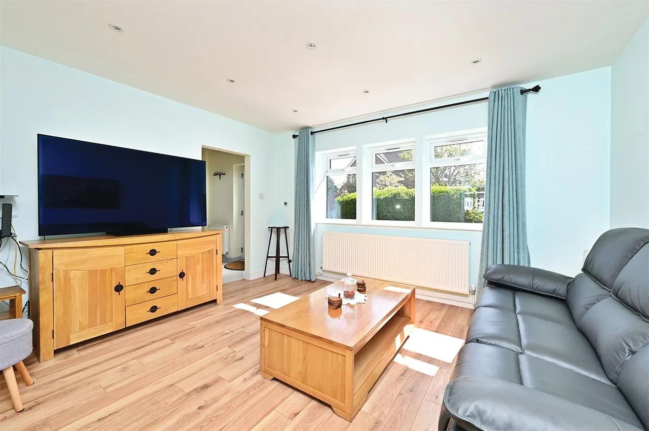 Somerville Crescent, Yateley, Hampshire, GU46 6XE, photo 2