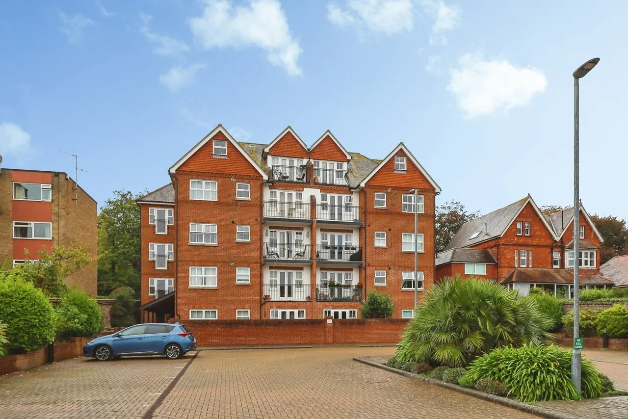 2 bed flat for sale, Arundel Road, Eastbourne, BN21