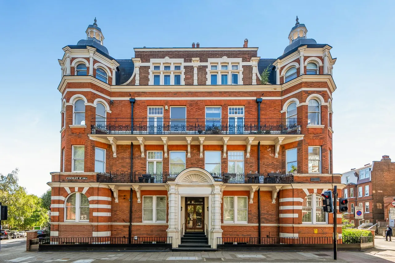 Finchley Road, London, NW3, photo 3