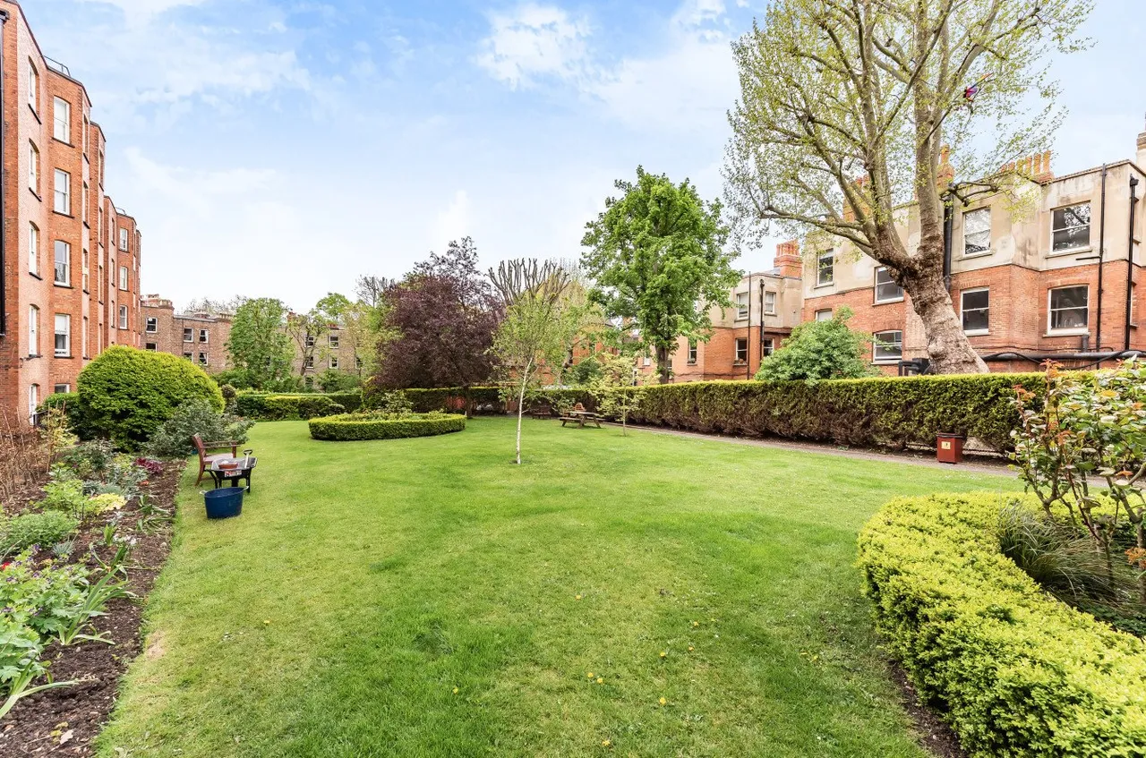 Finchley Road, London, NW3, photo 2