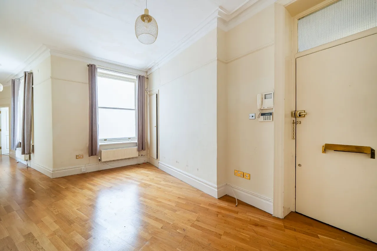 Finchley Road, London, NW3, photo 12