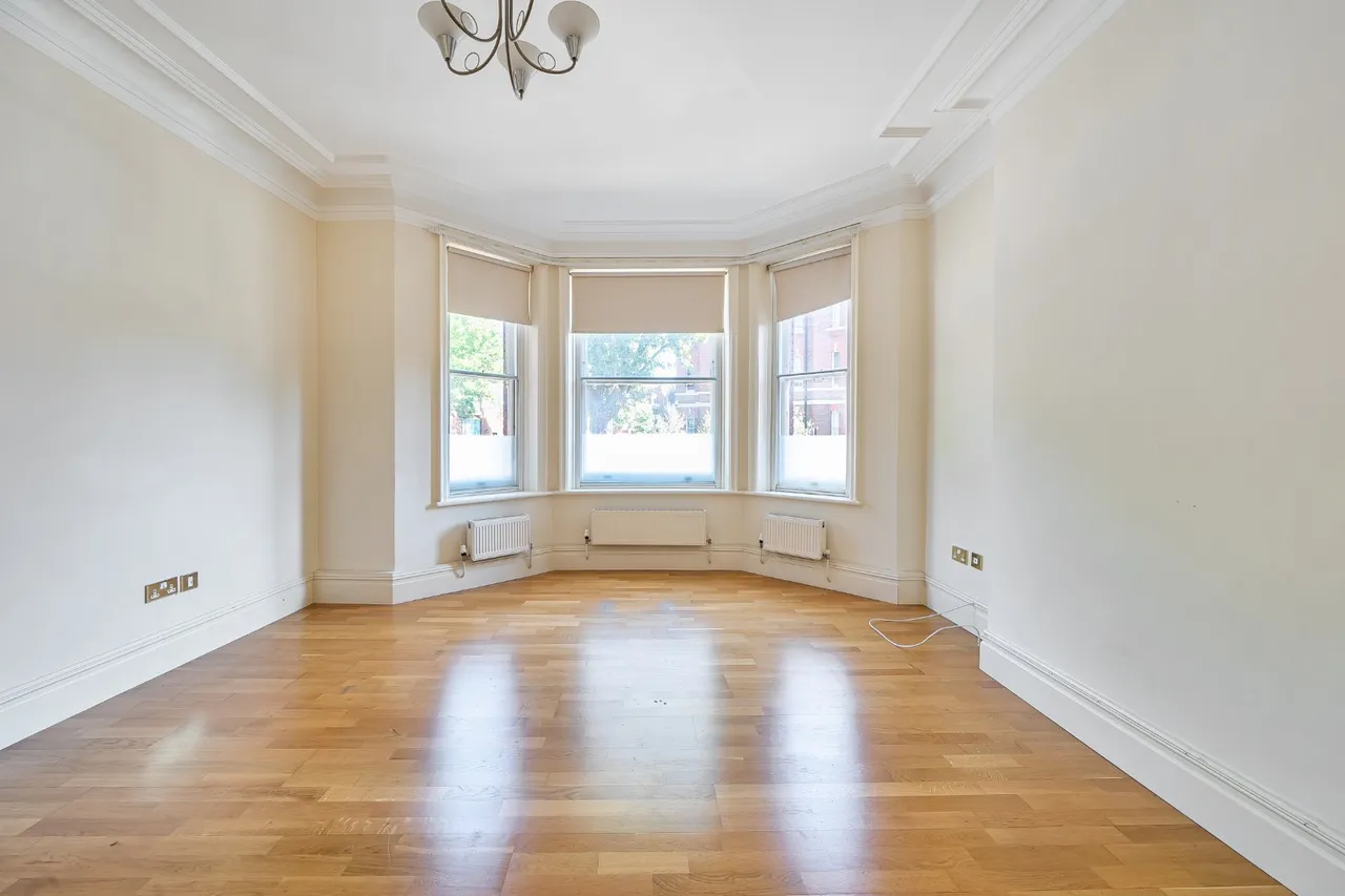 Finchley Road, London, NW3, photo 11