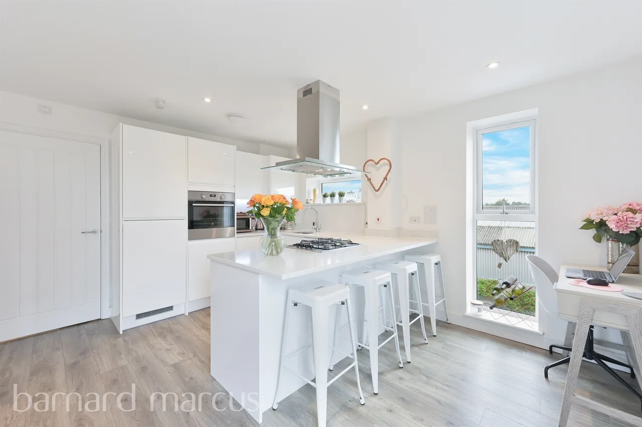 2 bed flat for sale — Tala Close, SURBITON