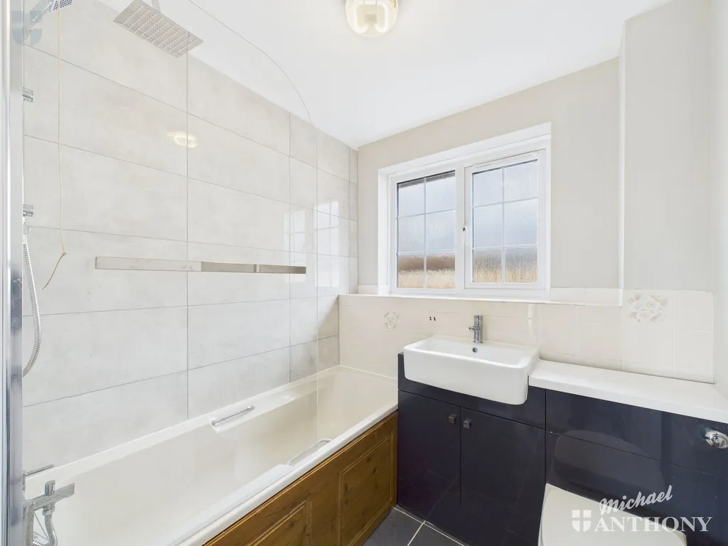 Crocus Drive, Aylesbury, HP21 8YT, photo 5
