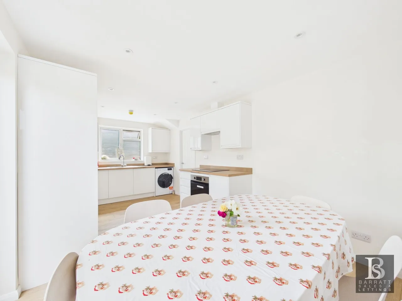 Stuart Close, Windsor, SL4, photo 9