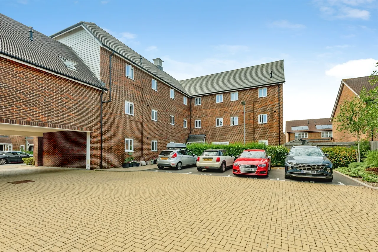 Richards Avenue, Horley, RH6, photo 4