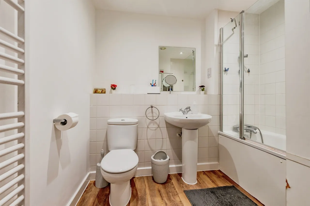 Richards Avenue, Horley, RH6, photo 9