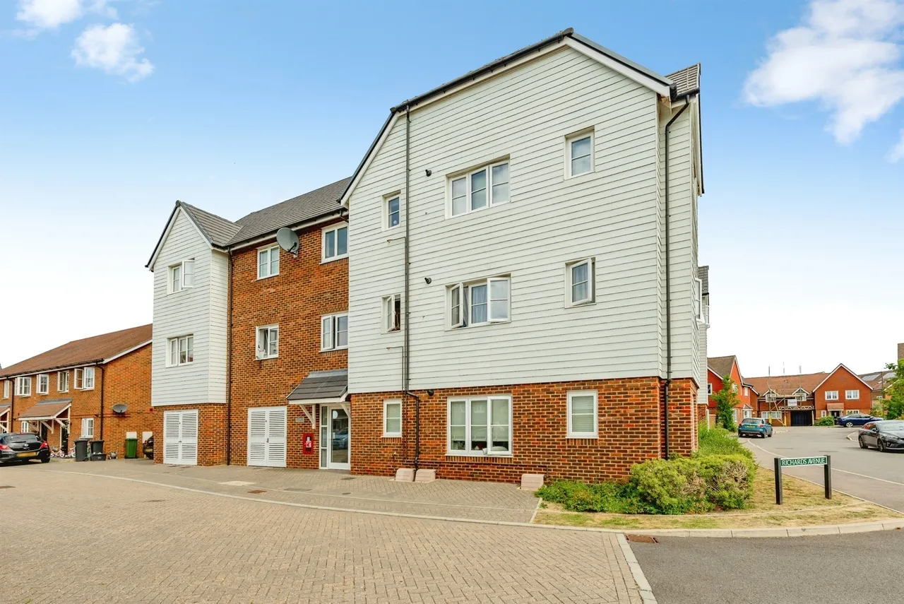 2 bed flat for sale, Richards Avenue, Horley, RH6
