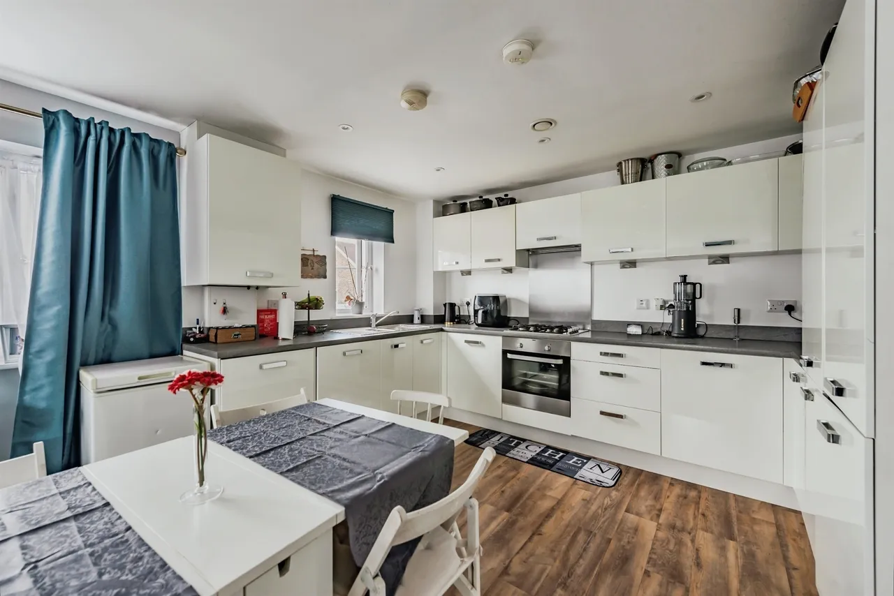 Richards Avenue, Horley, RH6, photo 3