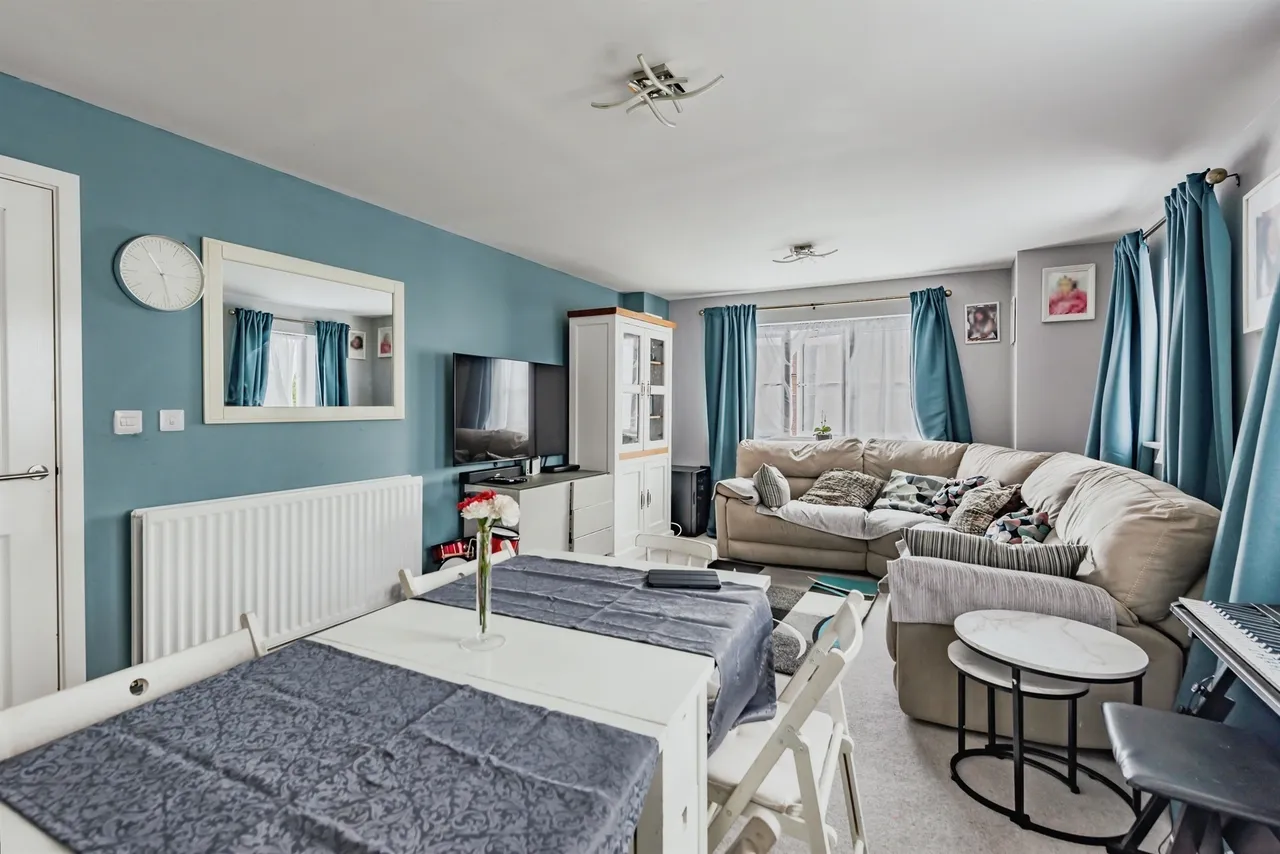 Richards Avenue, Horley, RH6, photo 2