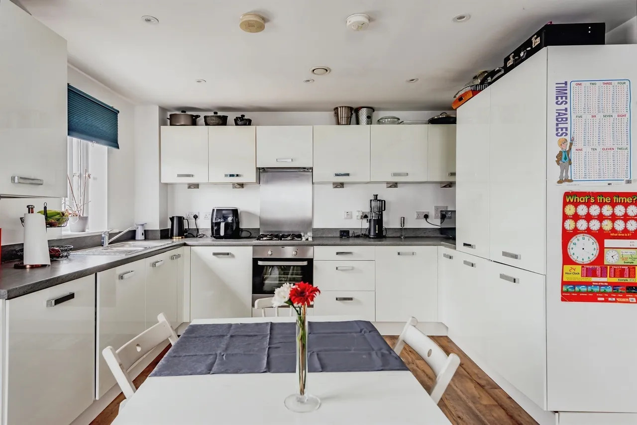 Richards Avenue, Horley, RH6, photo 5