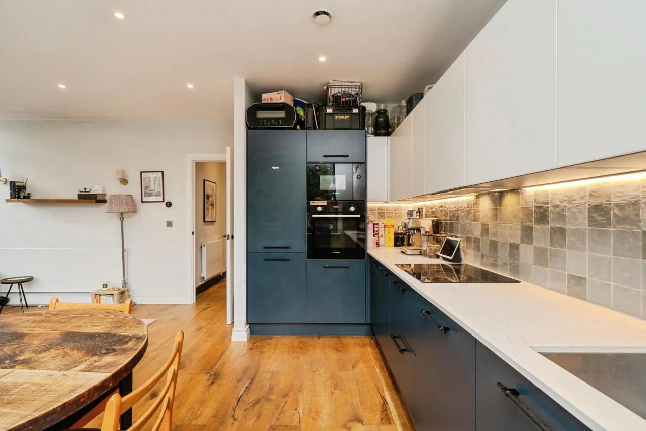 2 bed flat for sale, Littleworth Road, Esher, KT10