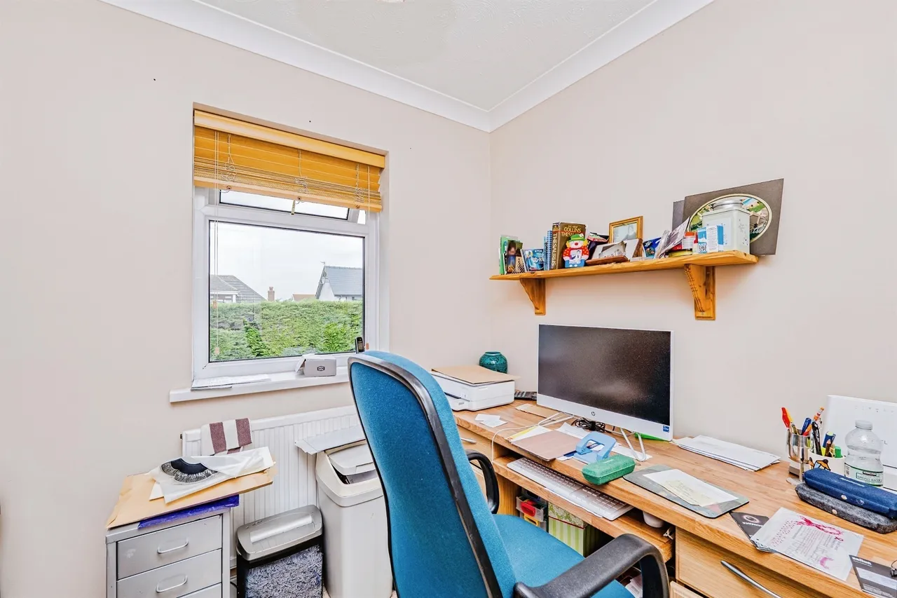 Adrian Close, Porthcawl, CF36, photo 6