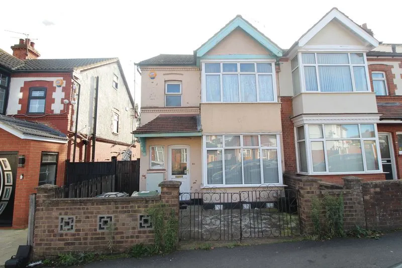 3 bed house for sale — Stratford Road, Luton LU4 8NG