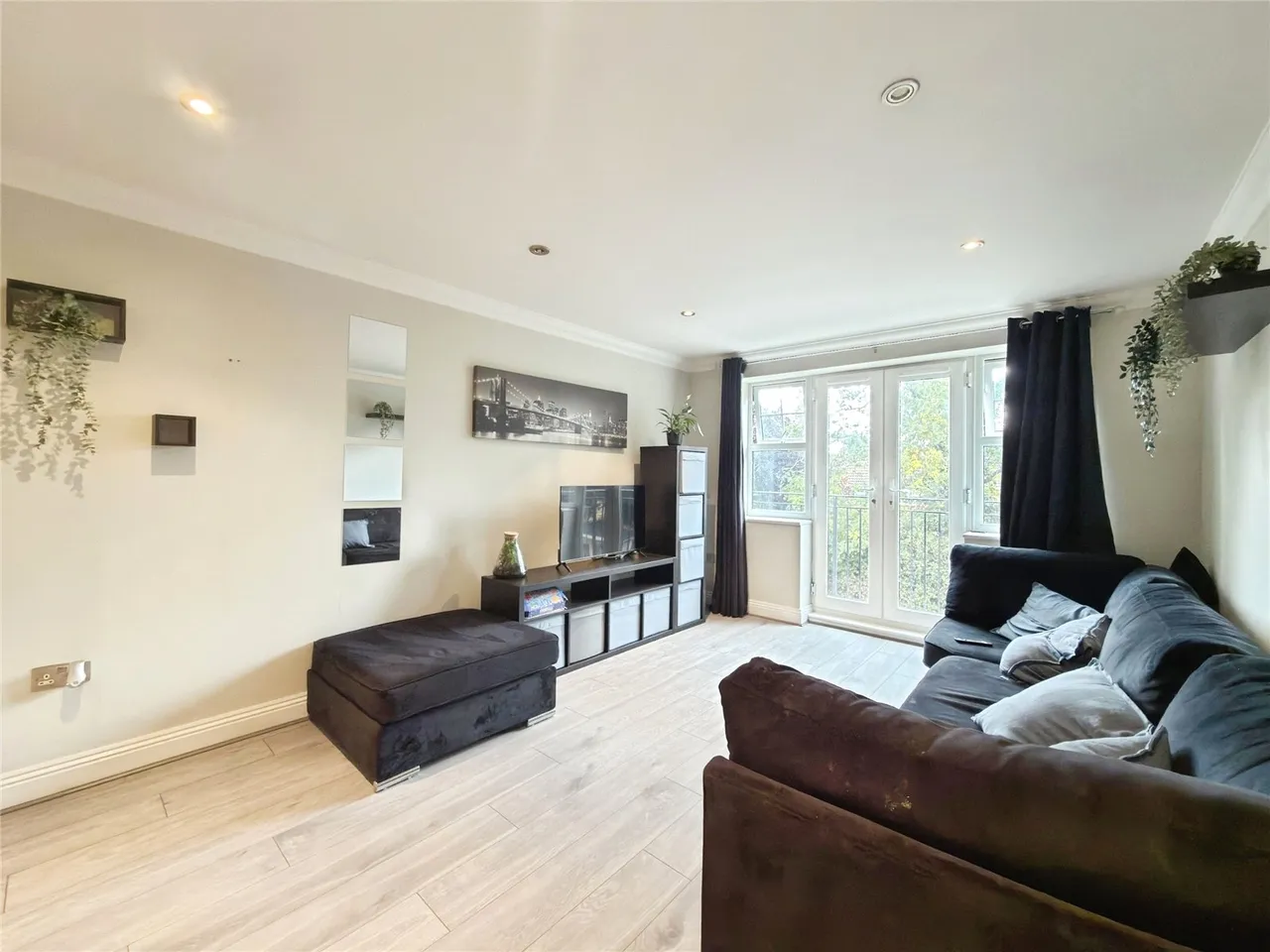 Forest Road, Binfield, Bracknell, Berkshire, RG42 4AF, photo 2