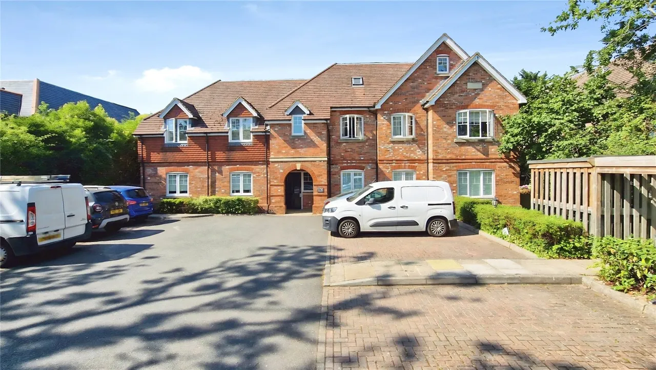 2 bed flat for sale — Forest Road, Binfield, Bracknell, Berkshire, RG42 4AF